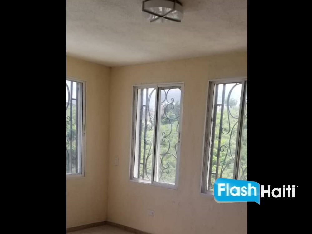3 Beds Townhouse For Rent at Vivy Mitchell