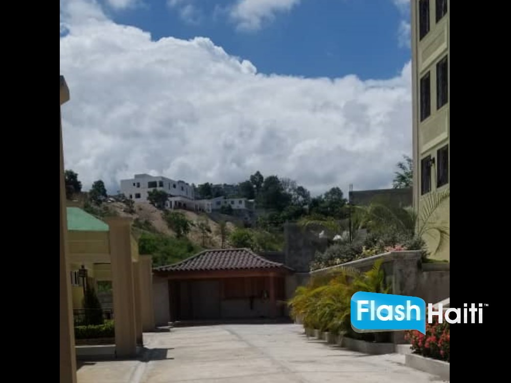 3 Beds Townhouse For Rent at Vivy Mitchell