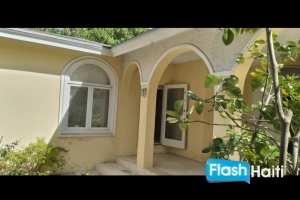 Spacieuse Maison avec 4 Chambres & 3 Salles de Bain – Bornay Dugal