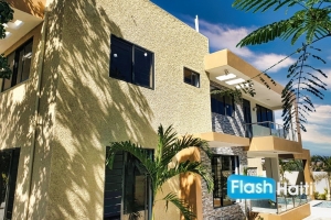 Unwind in Style: 6-Bed, 4-Bath Retreat For Sale in Vivy Mitchel