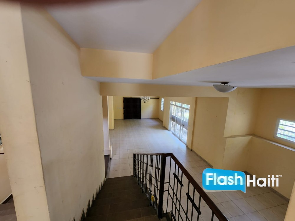 Spacious 5-Bedroom House with Pool for Rent in Pèlerin 5