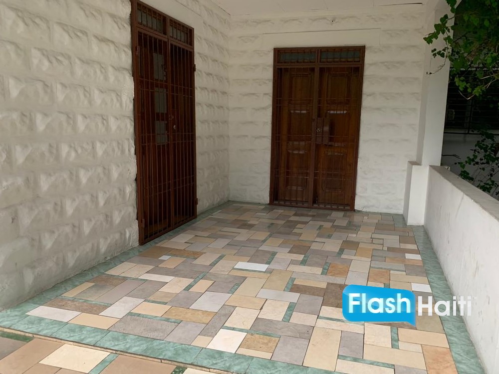 Maison d’Exception à Vendre à Pacot avec Vue Mer Panoramique