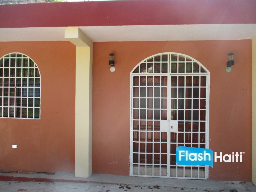 Belle Maison 3 Chambres avec Jardin à Juvenat, Pétion-Ville