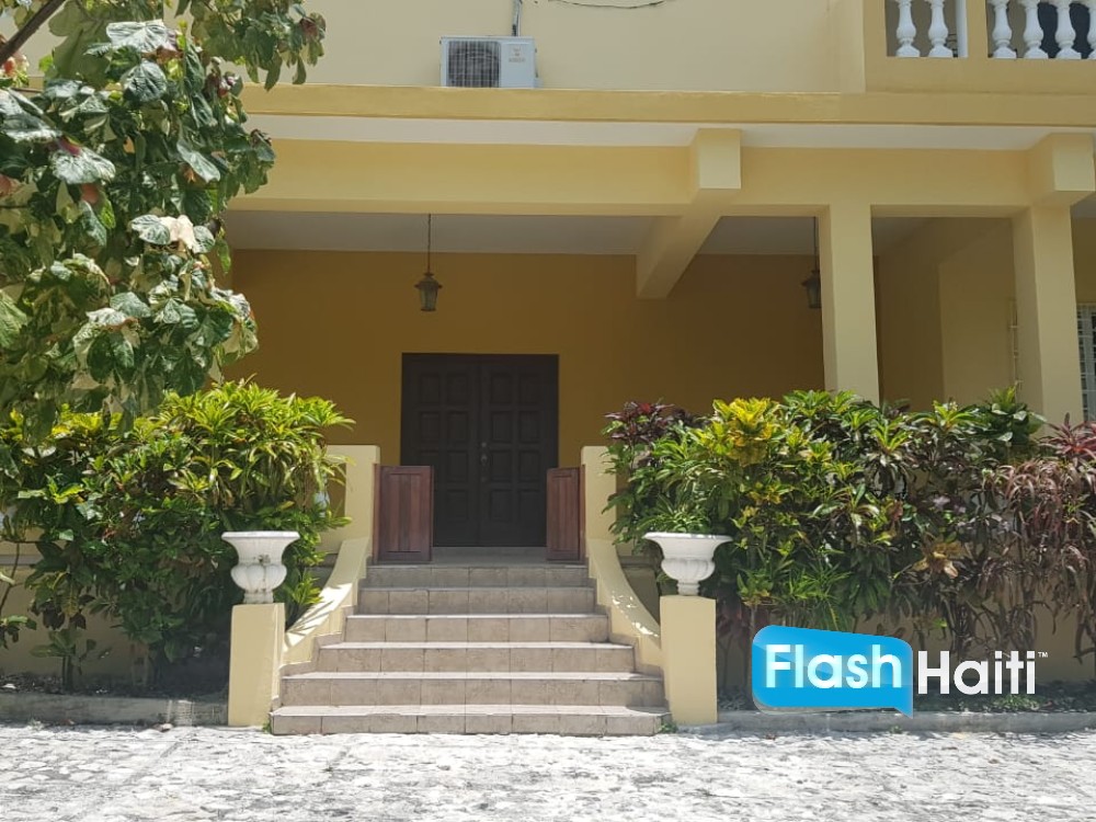 Spacious 5-Bedroom House with Pool for Rent in Pèlerin 5