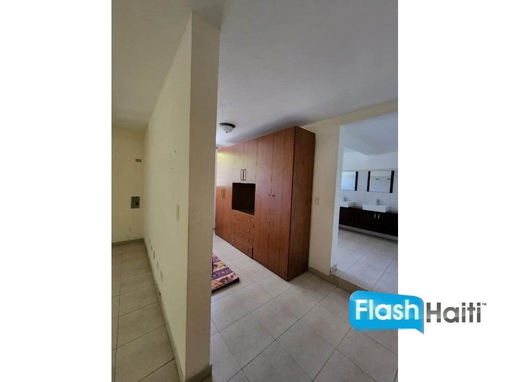 Spacious 5-Bedroom House with Pool for Rent in Pèlerin 5