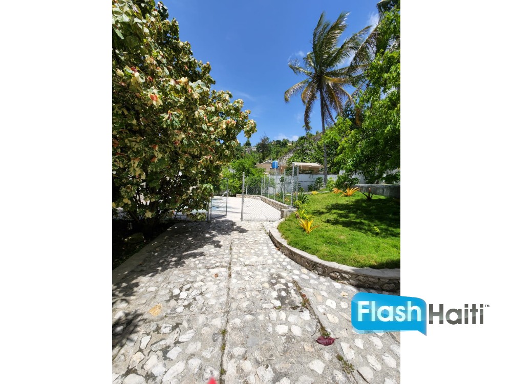 Spacious 5-Bedroom House with Pool for Rent in Pèlerin 5