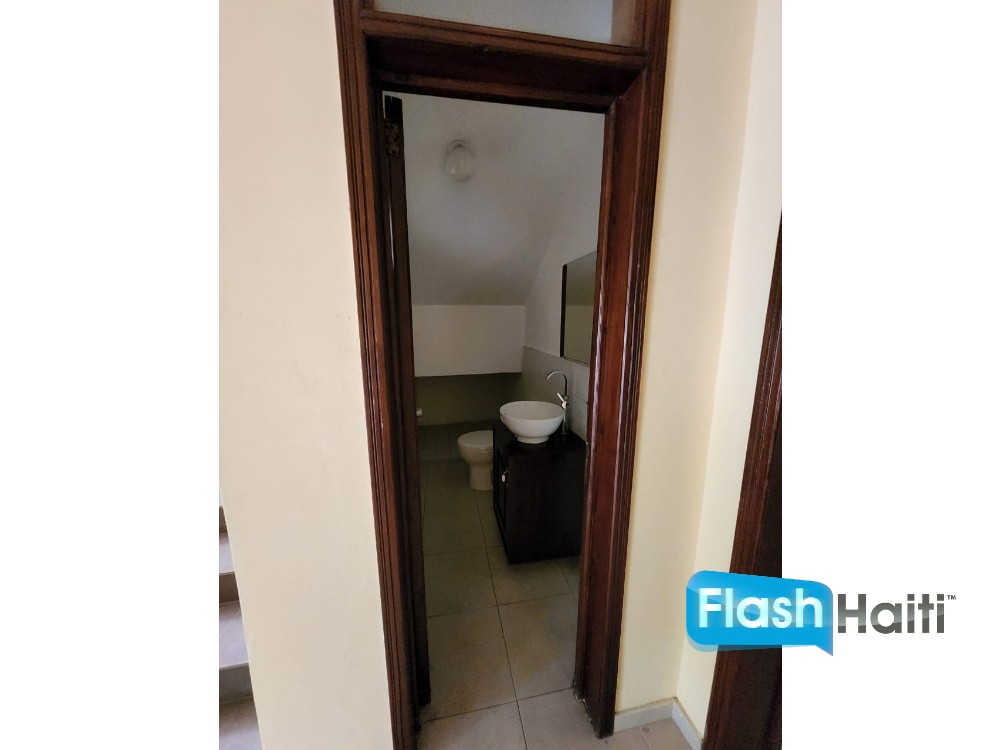 Spacious 5-Bedroom House with Pool for Rent in Pèlerin 5