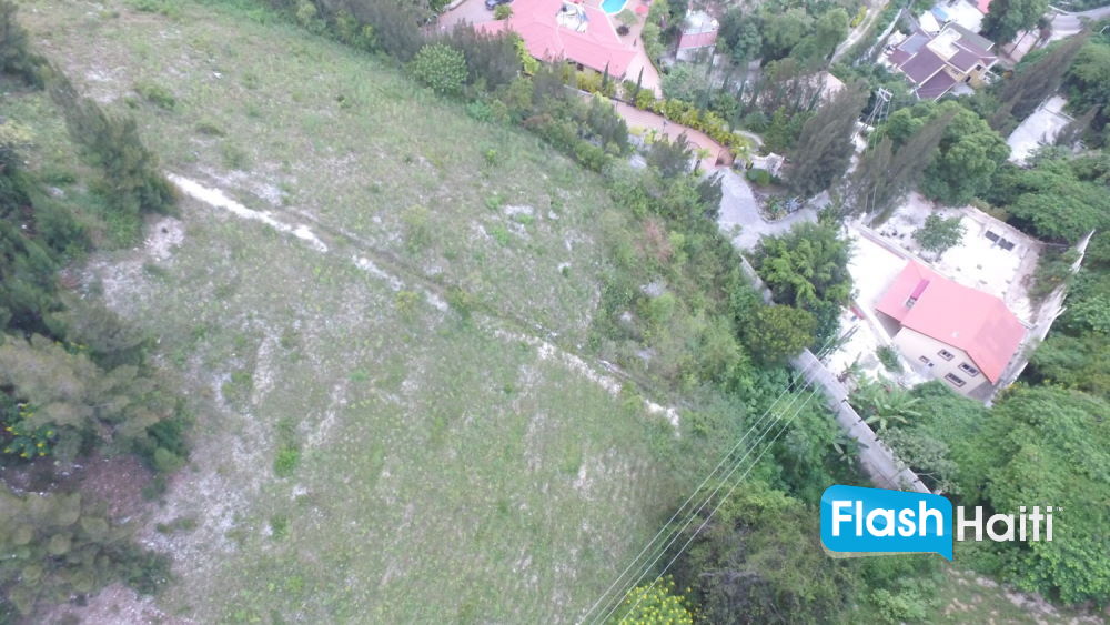 Grand terrain à vendre pour projet résidentiel à Laboule 10