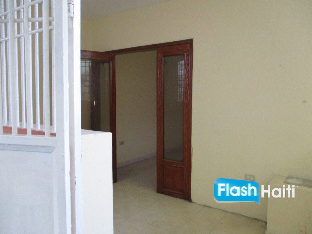 Belle Maison 3 Chambres avec Jardin à Juvenat, Pétion-Ville