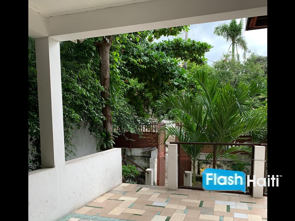 Maison d’Exception à Vendre à Pacot avec Vue Mer Panoramique