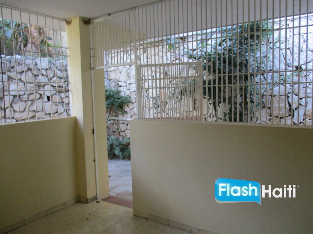 Belle Maison 3 Chambres avec Jardin à Juvenat, Pétion-Ville