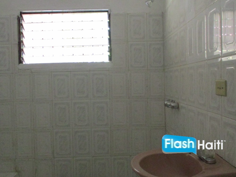 Belle Maison 3 Chambres avec Jardin à Juvenat, Pétion-Ville