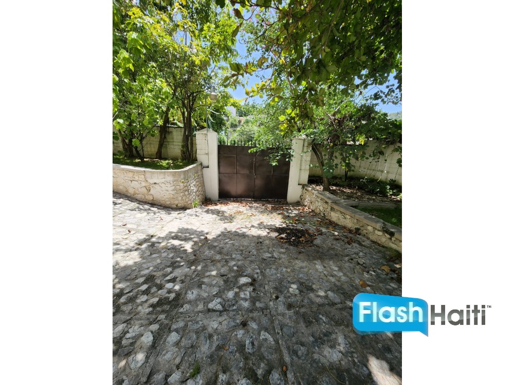 Spacious 5-Bedroom House with Pool for Rent in Pèlerin 5