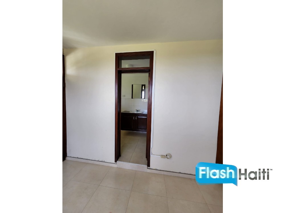 Spacious 5-Bedroom House with Pool for Rent in Pèlerin 5