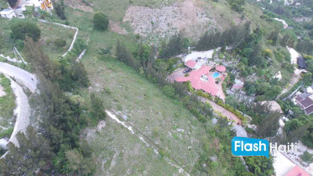 Grand terrain à vendre pour projet résidentiel à Laboule 10