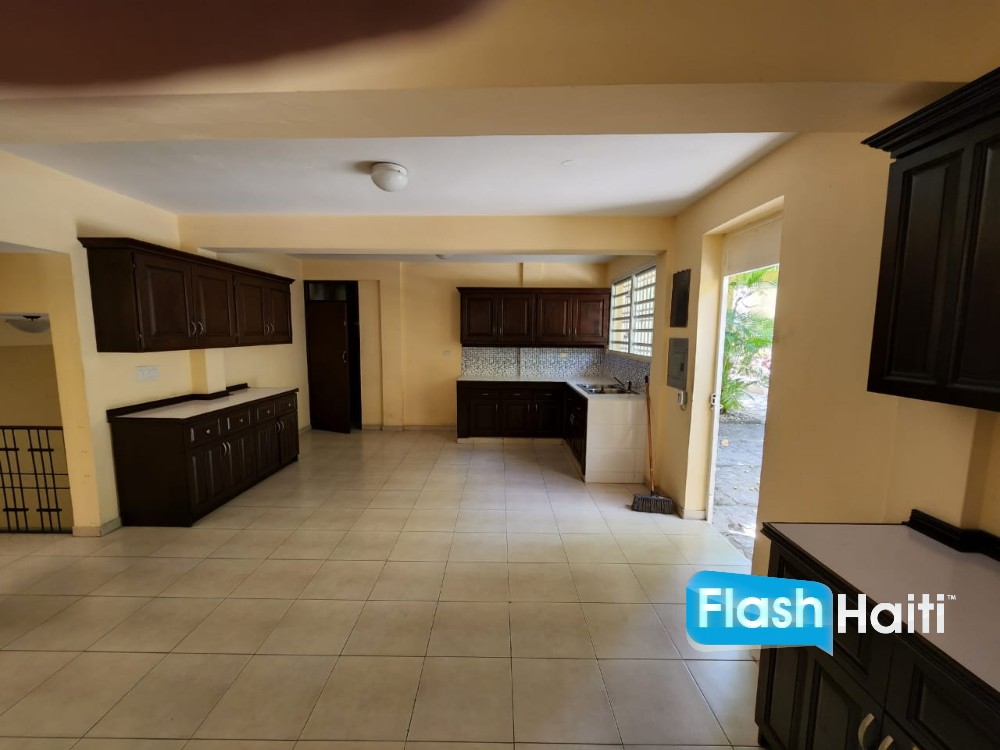 Spacious 5-Bedroom House with Pool for Rent in Pèlerin 5