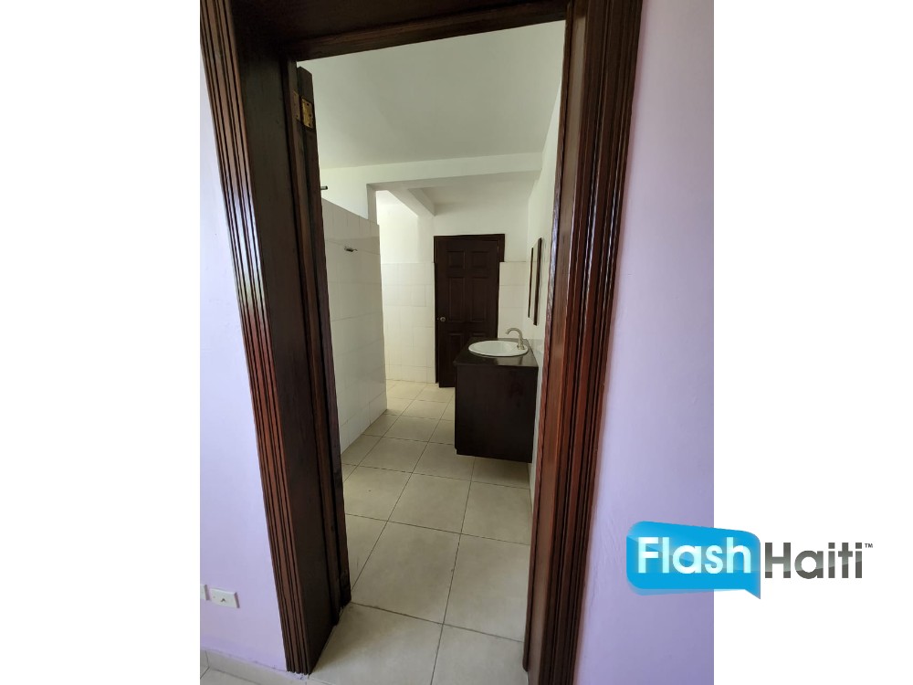 Spacious 5-Bedroom House with Pool for Rent in Pèlerin 5