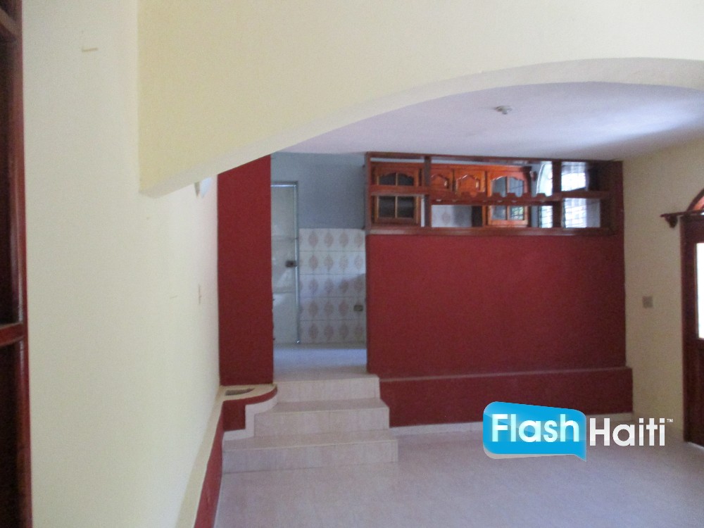 Belle Maison 3 Chambres avec Jardin à Juvenat, Pétion-Ville