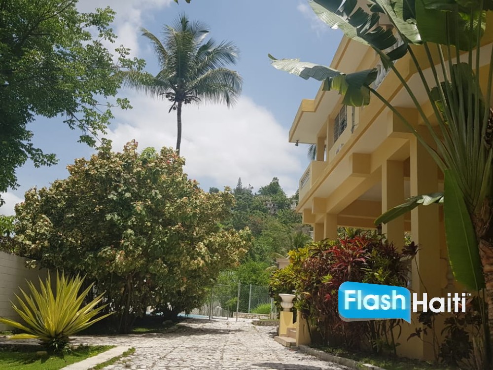 Spacious 5-Bedroom House with Pool for Rent in Pèlerin 5