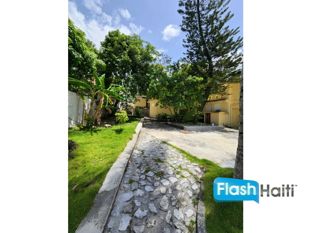 Spacious 5-Bedroom House with Pool for Rent in Pèlerin 5