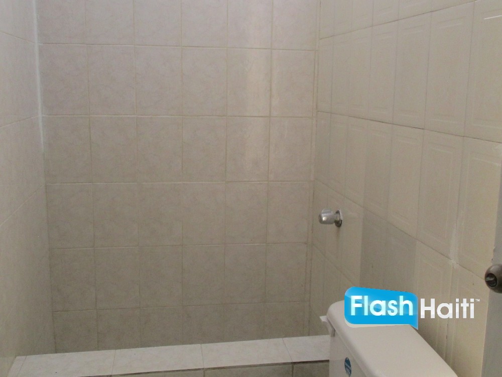 Belle Maison 3 Chambres avec Jardin à Juvenat, Pétion-Ville