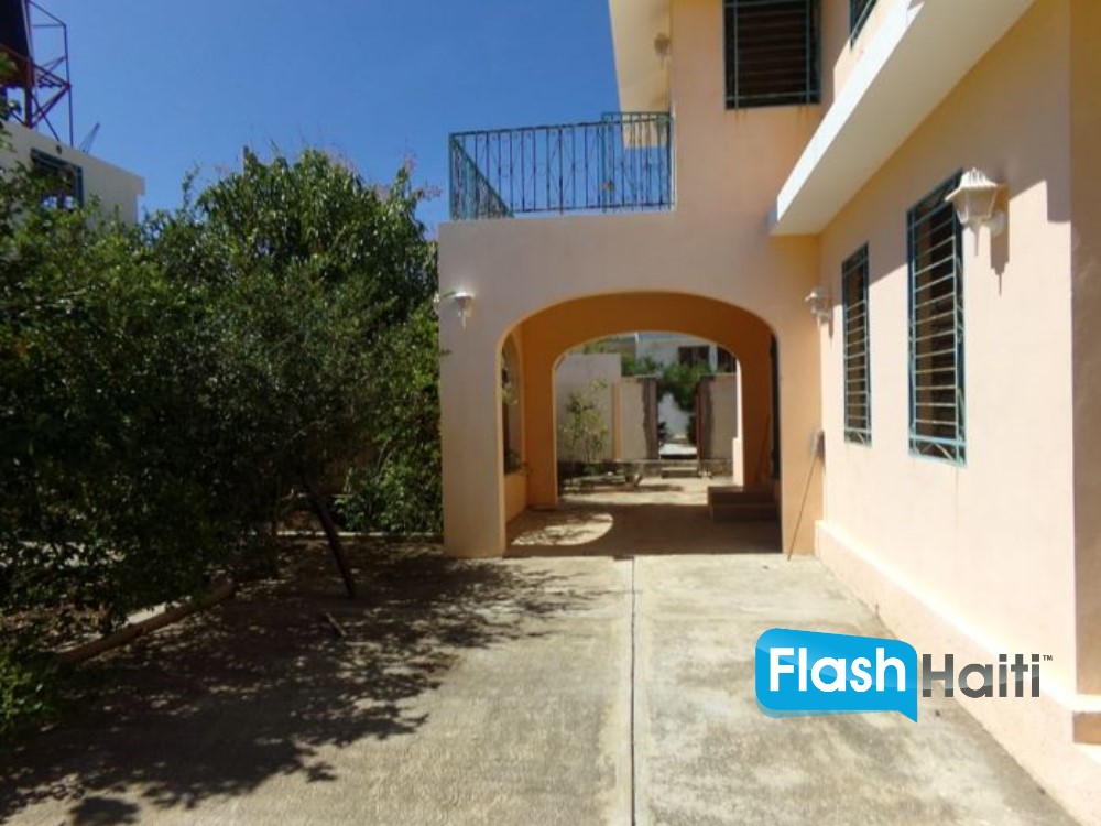 Trésor d’investissement à Jacmel : 3 maisons + 2 studios sur un grand terrain