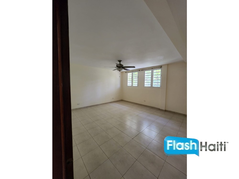 Spacious 5-Bedroom House with Pool for Rent in Pèlerin 5