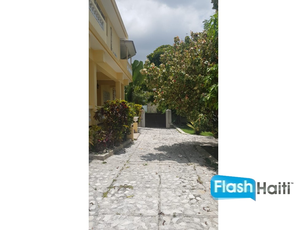 Spacious 5-Bedroom House with Pool for Rent in Pèlerin 5