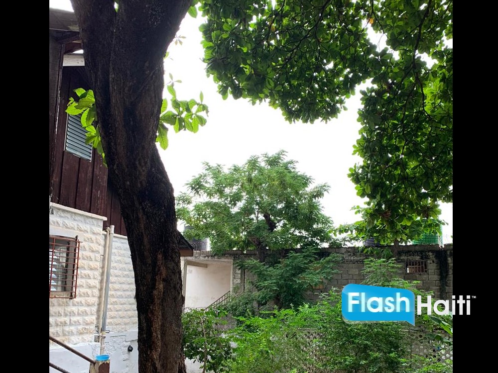 Maison d’Exception à Vendre à Pacot avec Vue Mer Panoramique