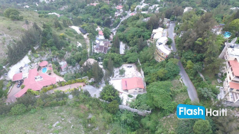 Grand terrain à vendre pour projet résidentiel à Laboule 10