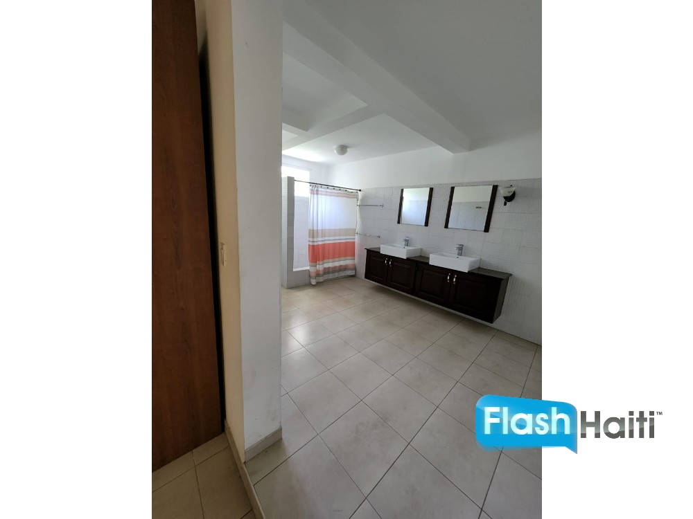 Spacious 5-Bedroom House with Pool for Rent in Pèlerin 5