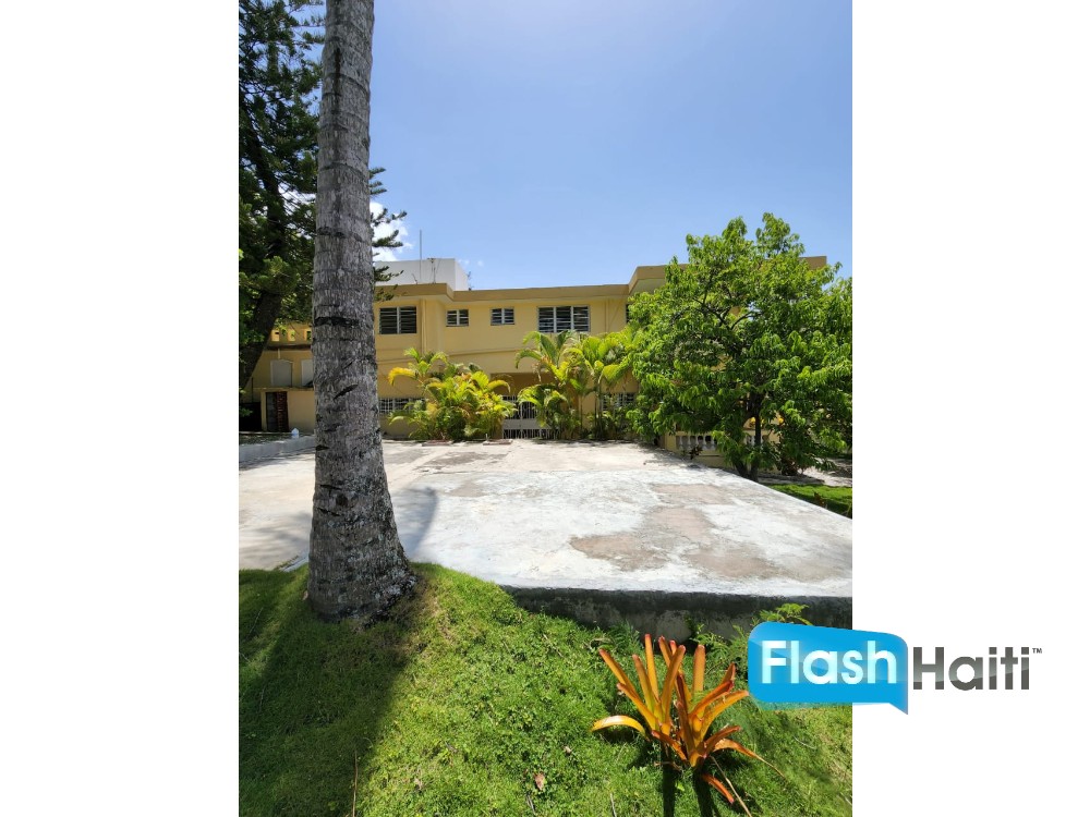 Spacious 5-Bedroom House with Pool for Rent in Pèlerin 5