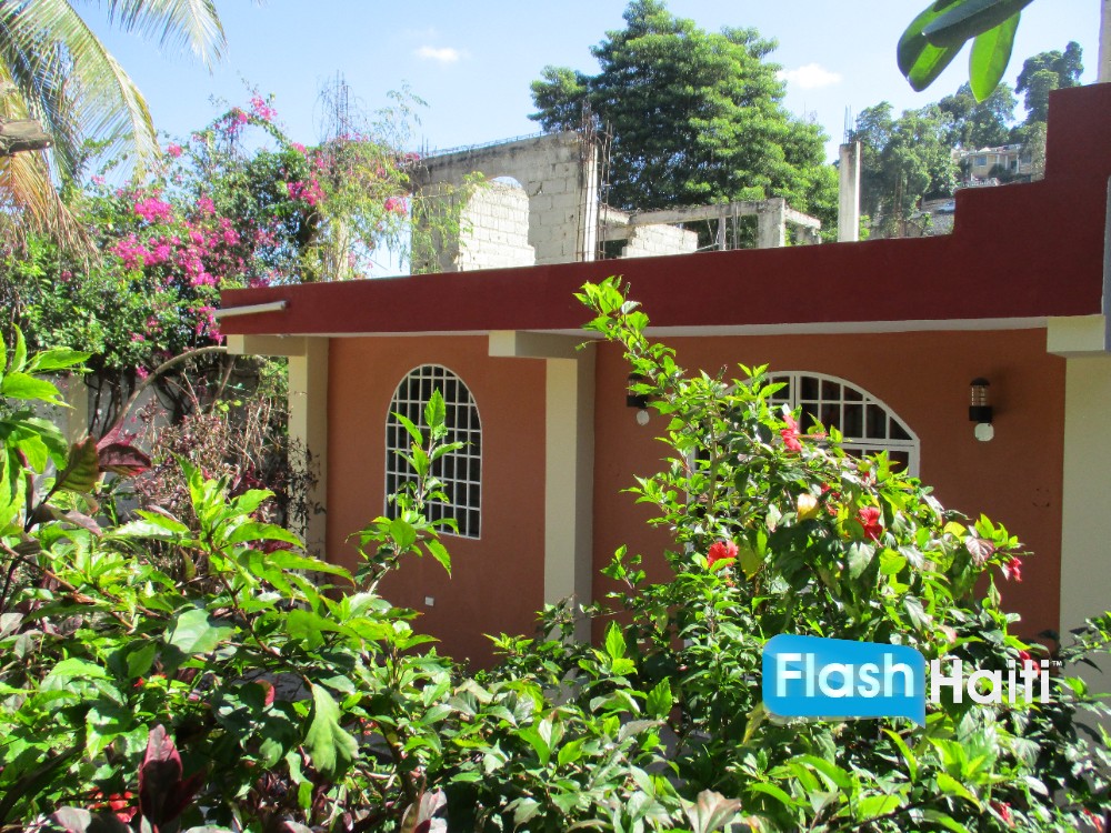 Belle Maison 3 Chambres avec Jardin à Juvenat, Pétion-Ville