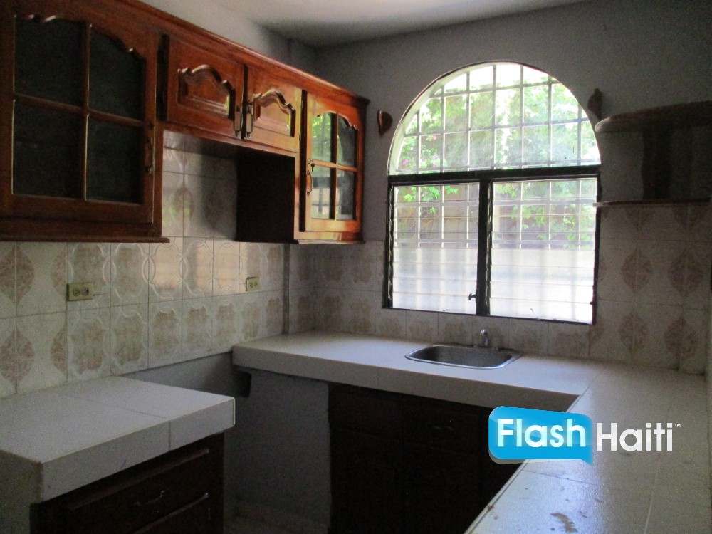 Belle Maison 3 Chambres avec Jardin à Juvenat, Pétion-Ville