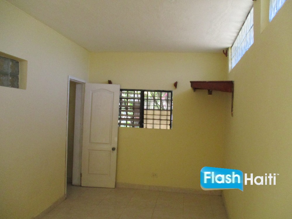 Belle Maison 3 Chambres avec Jardin à Juvenat, Pétion-Ville