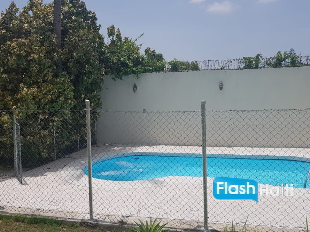 Spacious 5-Bedroom House with Pool for Rent in Pèlerin 5