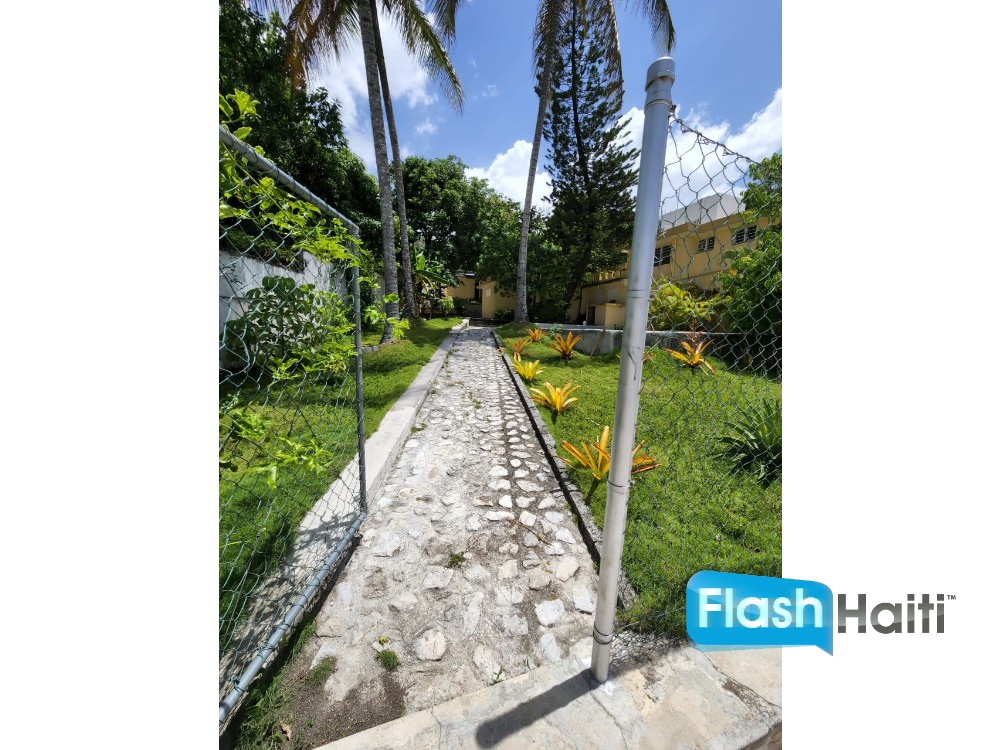 Spacious 5-Bedroom House with Pool for Rent in Pèlerin 5