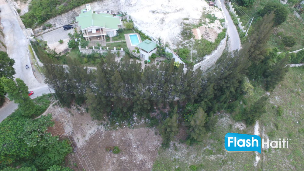 Grand terrain à vendre pour projet résidentiel à Laboule 10