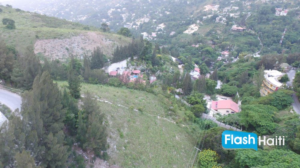 Grand terrain à vendre pour projet résidentiel à Laboule 10