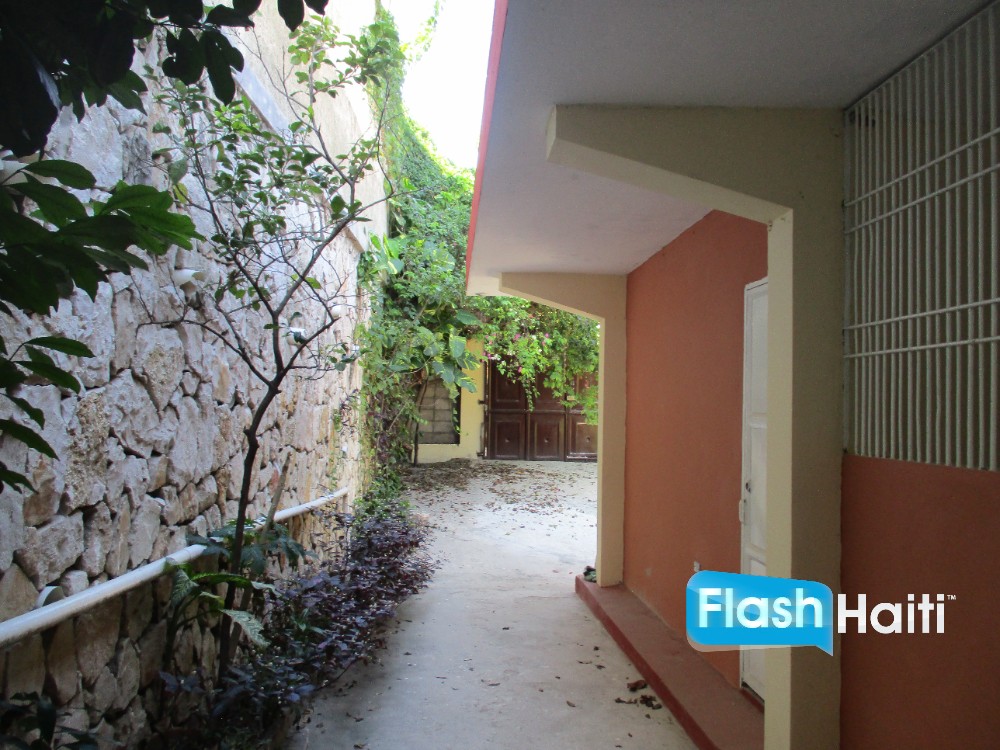 Belle Maison 3 Chambres avec Jardin à Juvenat, Pétion-Ville