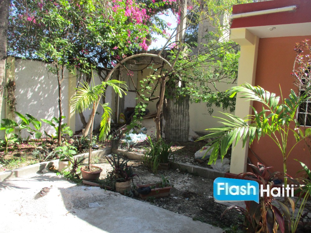 Belle Maison 3 Chambres avec Jardin à Juvenat, Pétion-Ville