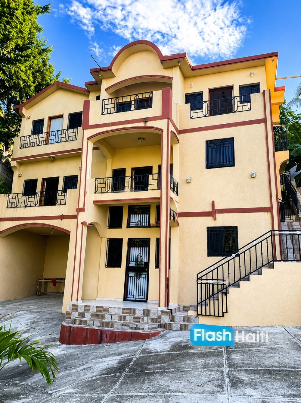 Spacious Duplex with Stunning Views – Route de Frères