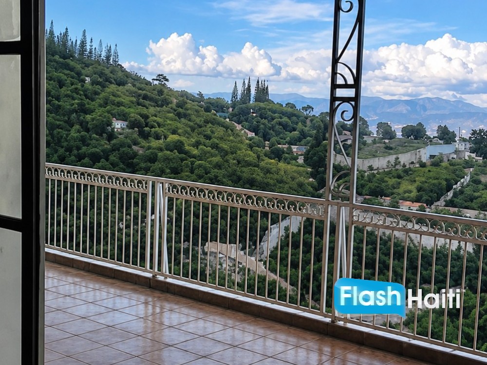 Magnifique Maison de 2 Appartements à Vendre à Pèlerin – Vue Panoramique