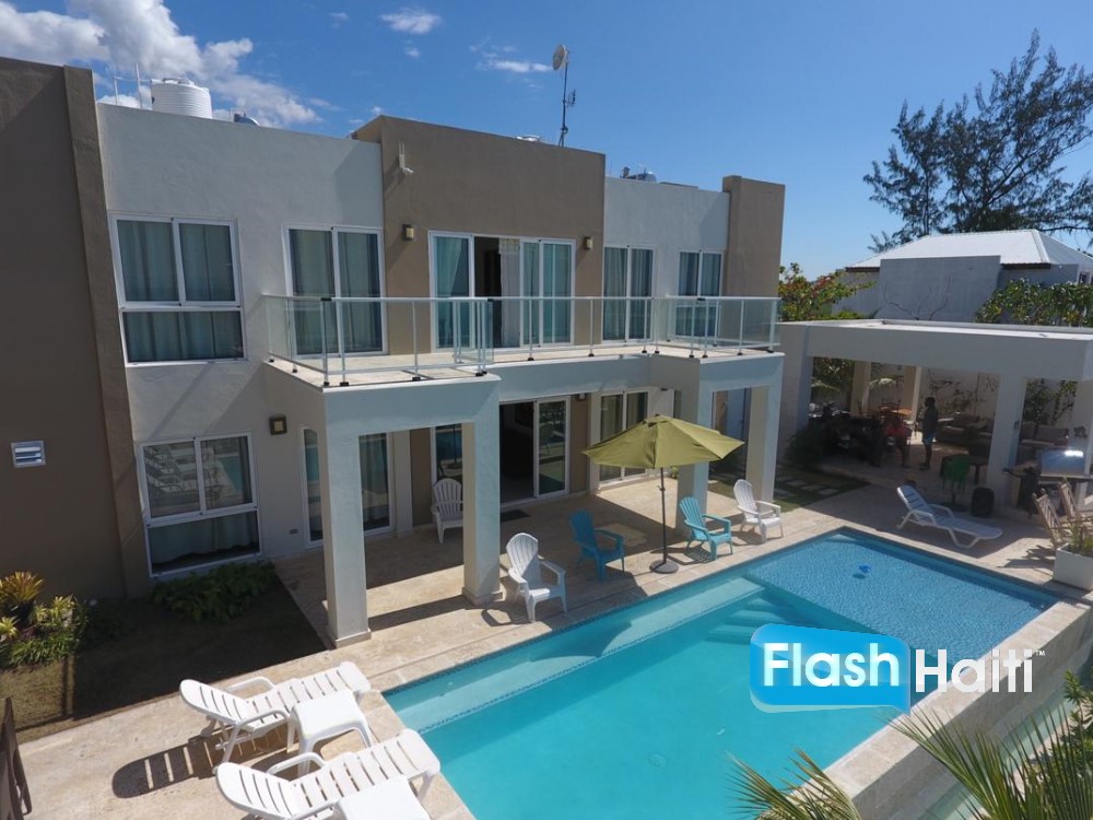 Villa de Luxe en Bord de Mer en Haïti – 7 Chambres, Piscine Infinity & Énergie Solaire