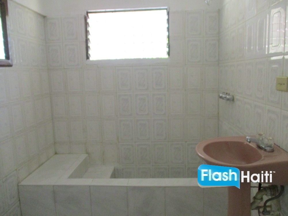 Belle Maison 3 Chambres avec Jardin à Juvenat, Pétion-Ville