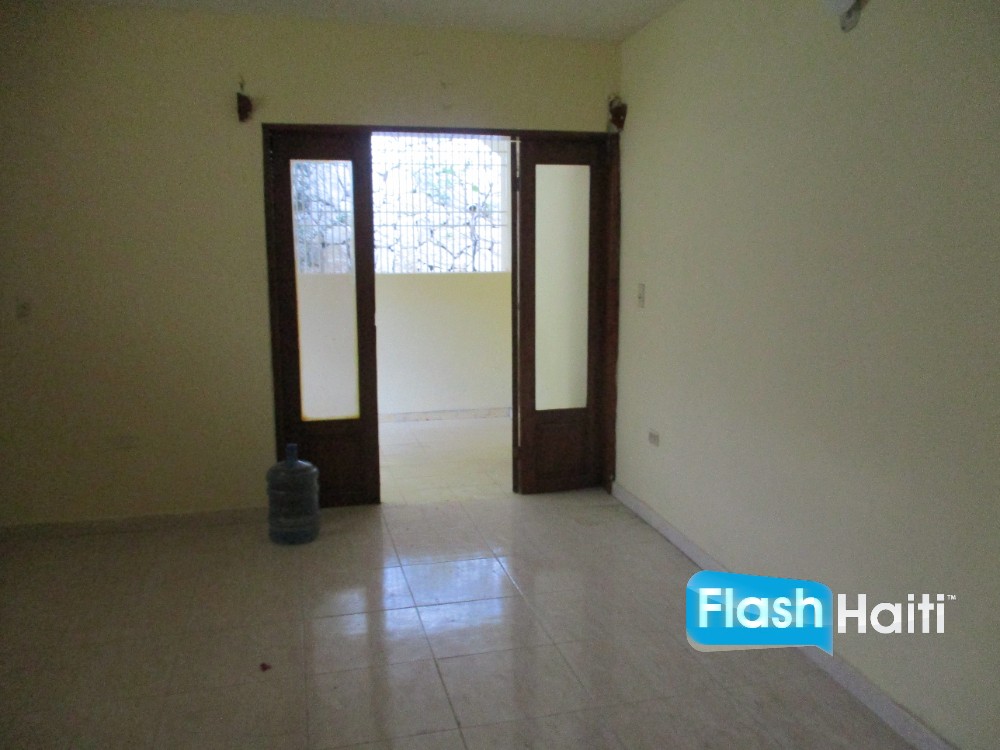 Belle Maison 3 Chambres avec Jardin à Juvenat, Pétion-Ville