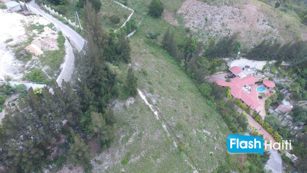 Grand terrain à vendre pour projet résidentiel à Laboule 10