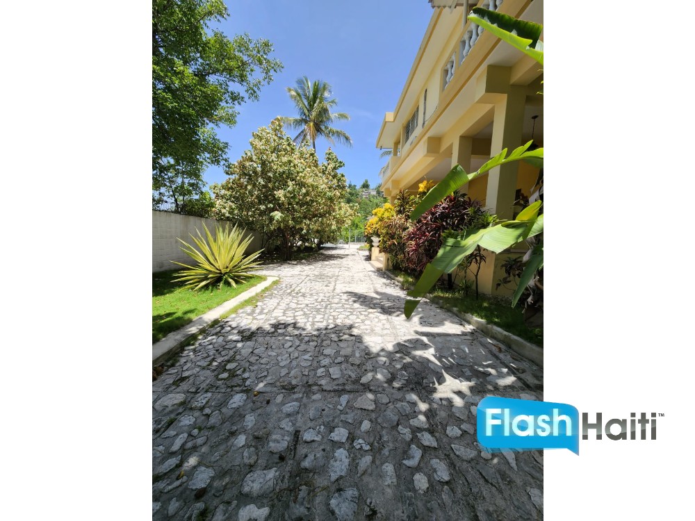 Spacious 5-Bedroom House with Pool for Rent in Pèlerin 5