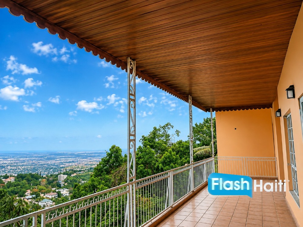 Magnifique Maison de 2 Appartements à Vendre à Pèlerin – Vue Panoramique