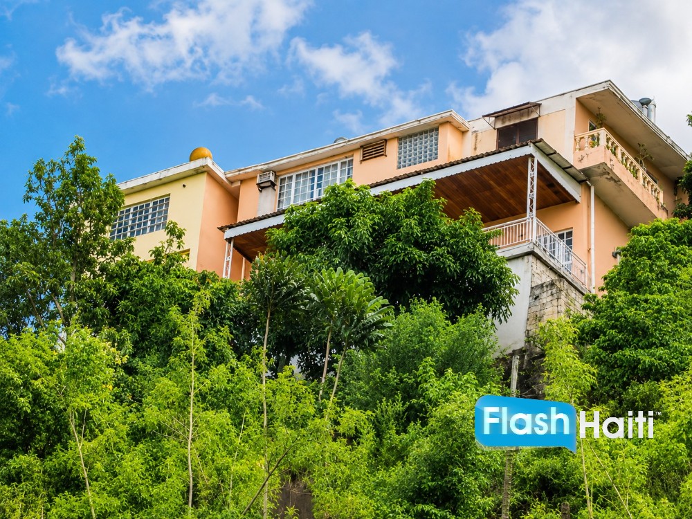 Magnifique Maison de 2 Appartements à Vendre à Pèlerin – Vue Panoramique